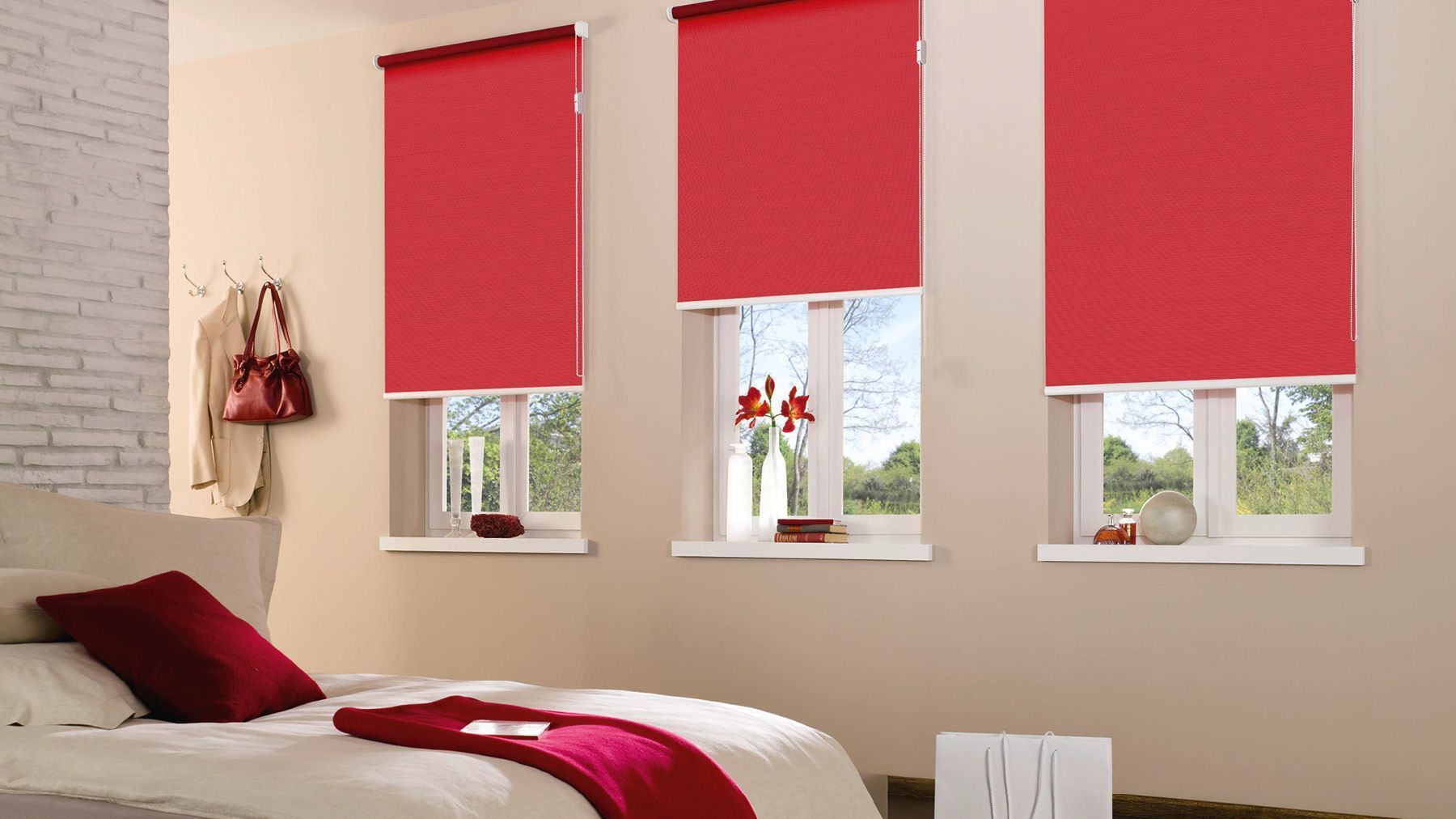 Rote Rollos von Teba im Schlafzimmer