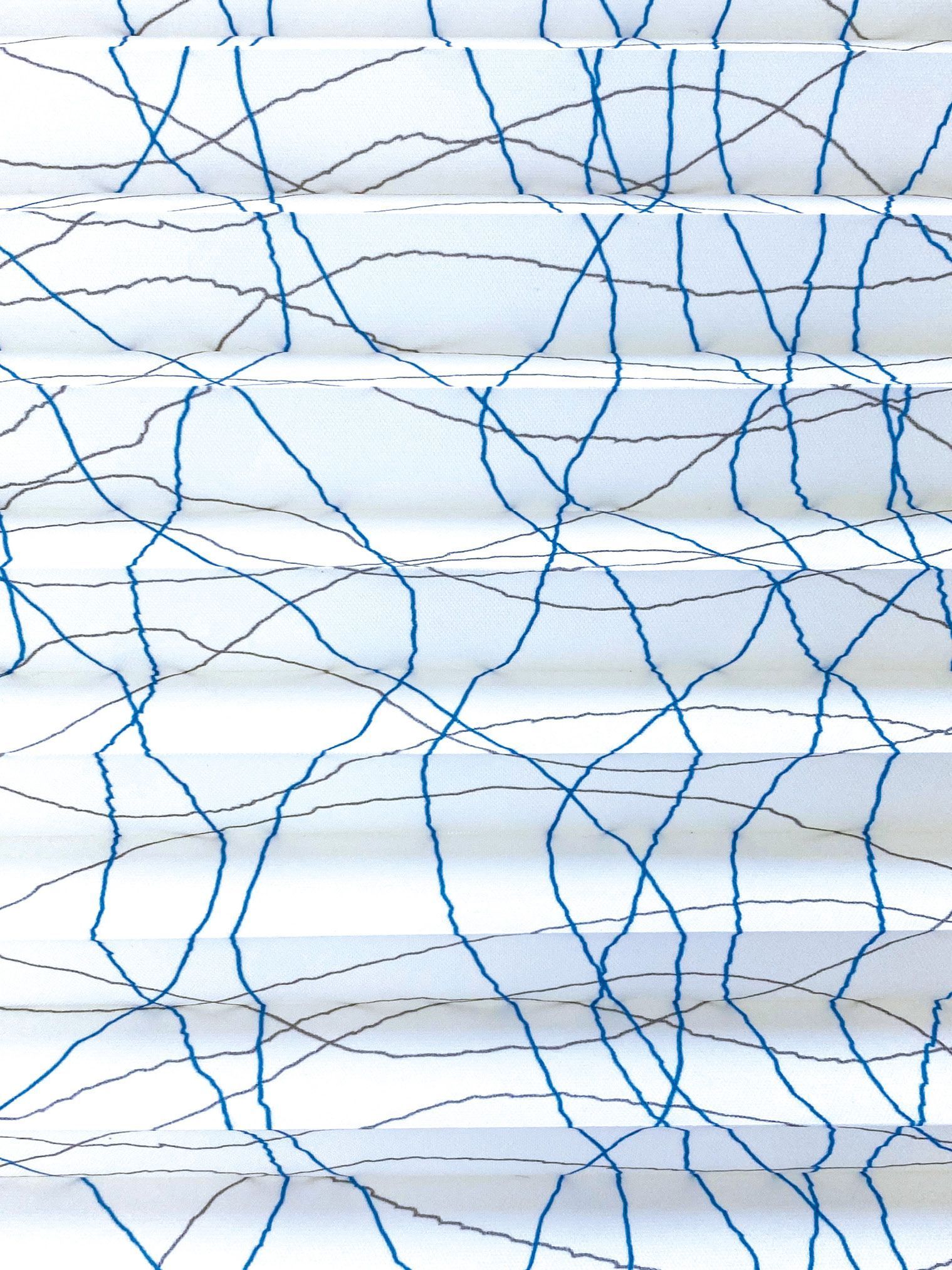 Teba Plissee blaue Linien auf weißem Grund