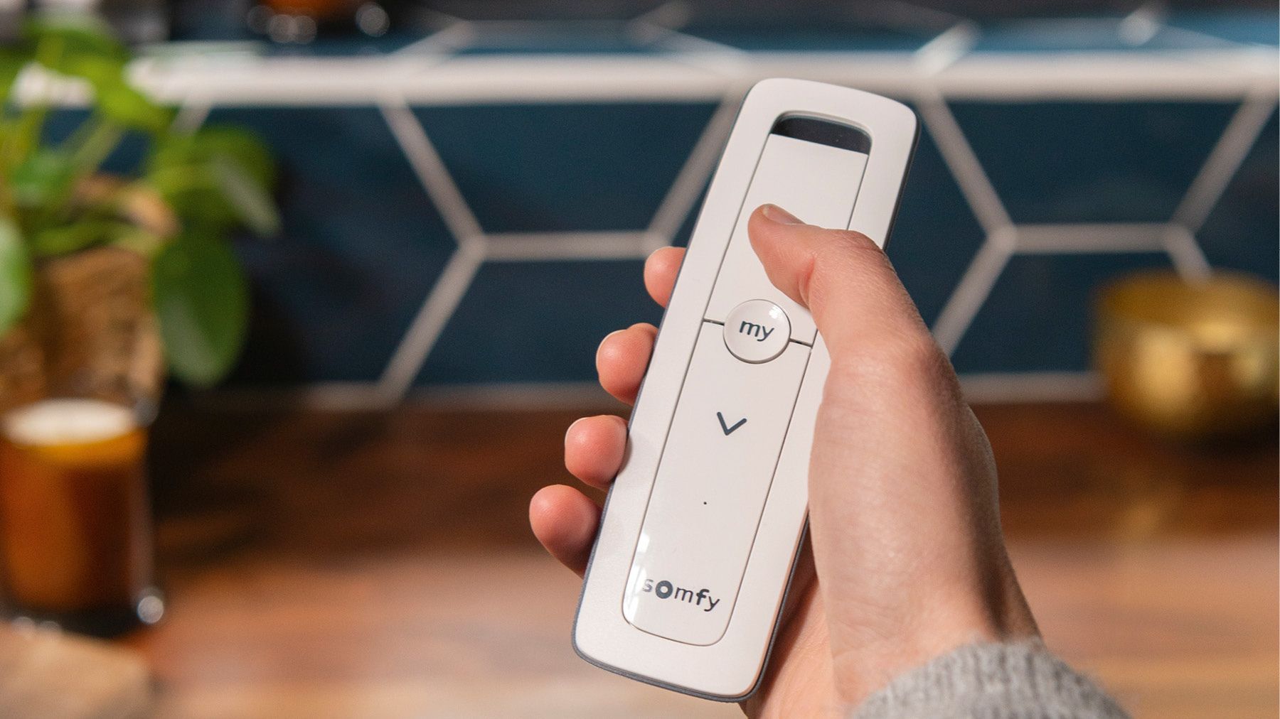 Somfy weiße Fernbedienung in Hand