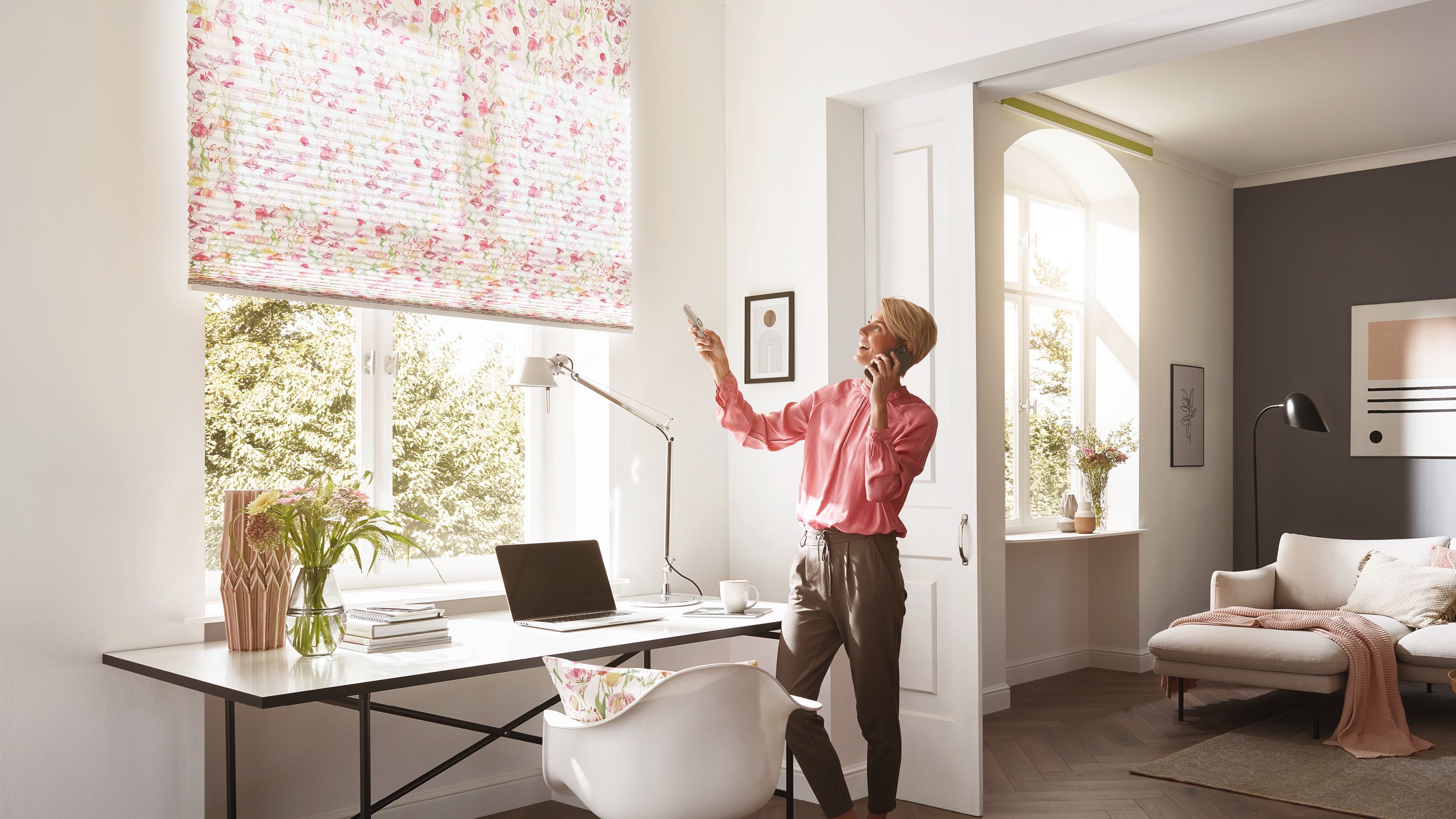 Frau im Büro Wirefree Fernbedienung Plissee Teba