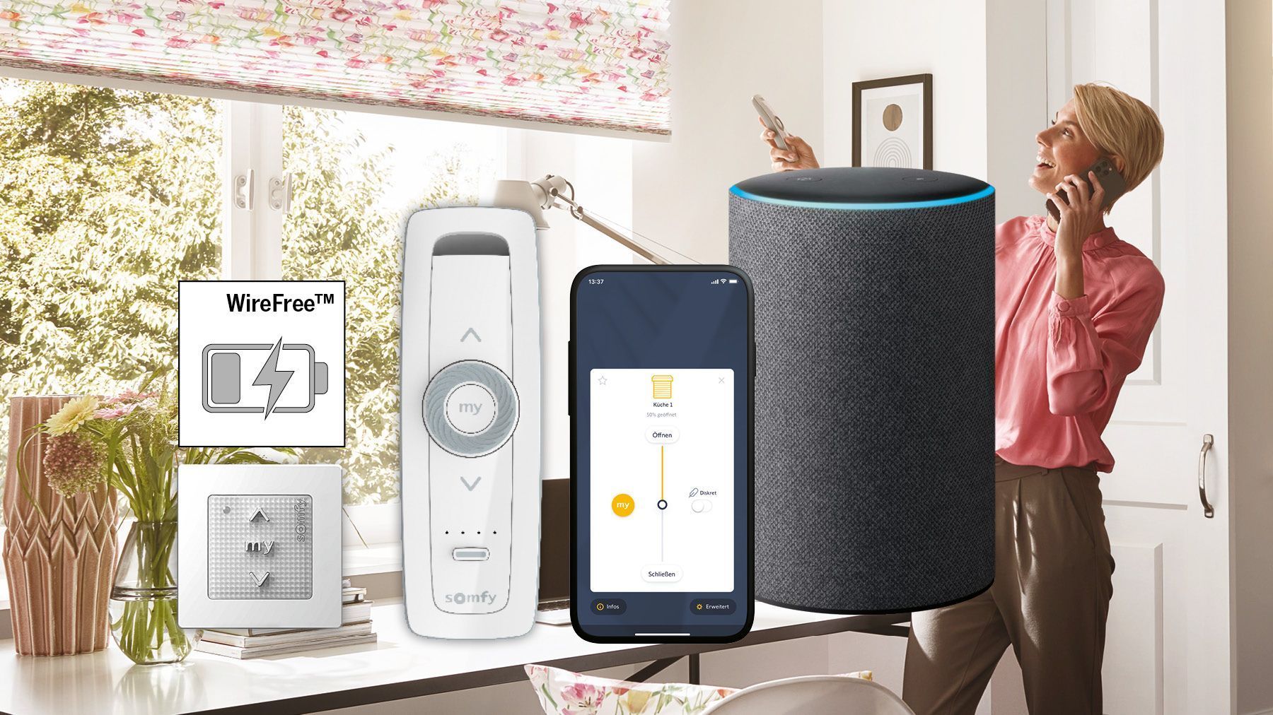 Frau im Büro Smart Home Geräte