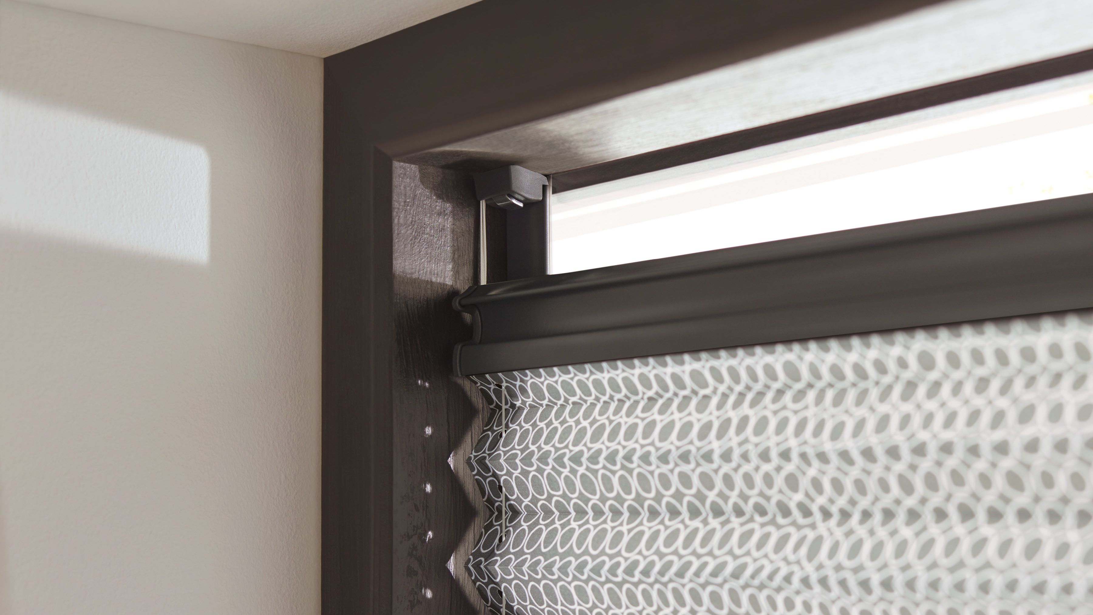 Gepunktetes Plissee schwarzer Fensterrahmen