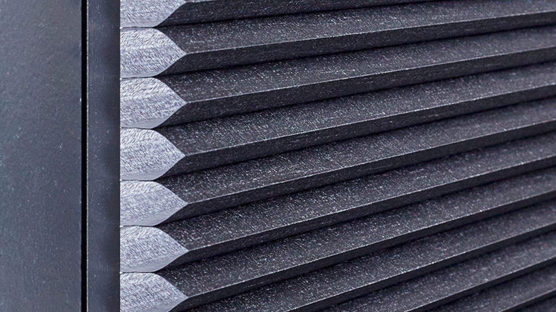 Schwarzes Wabenplissee mit besondern Eigenschaften