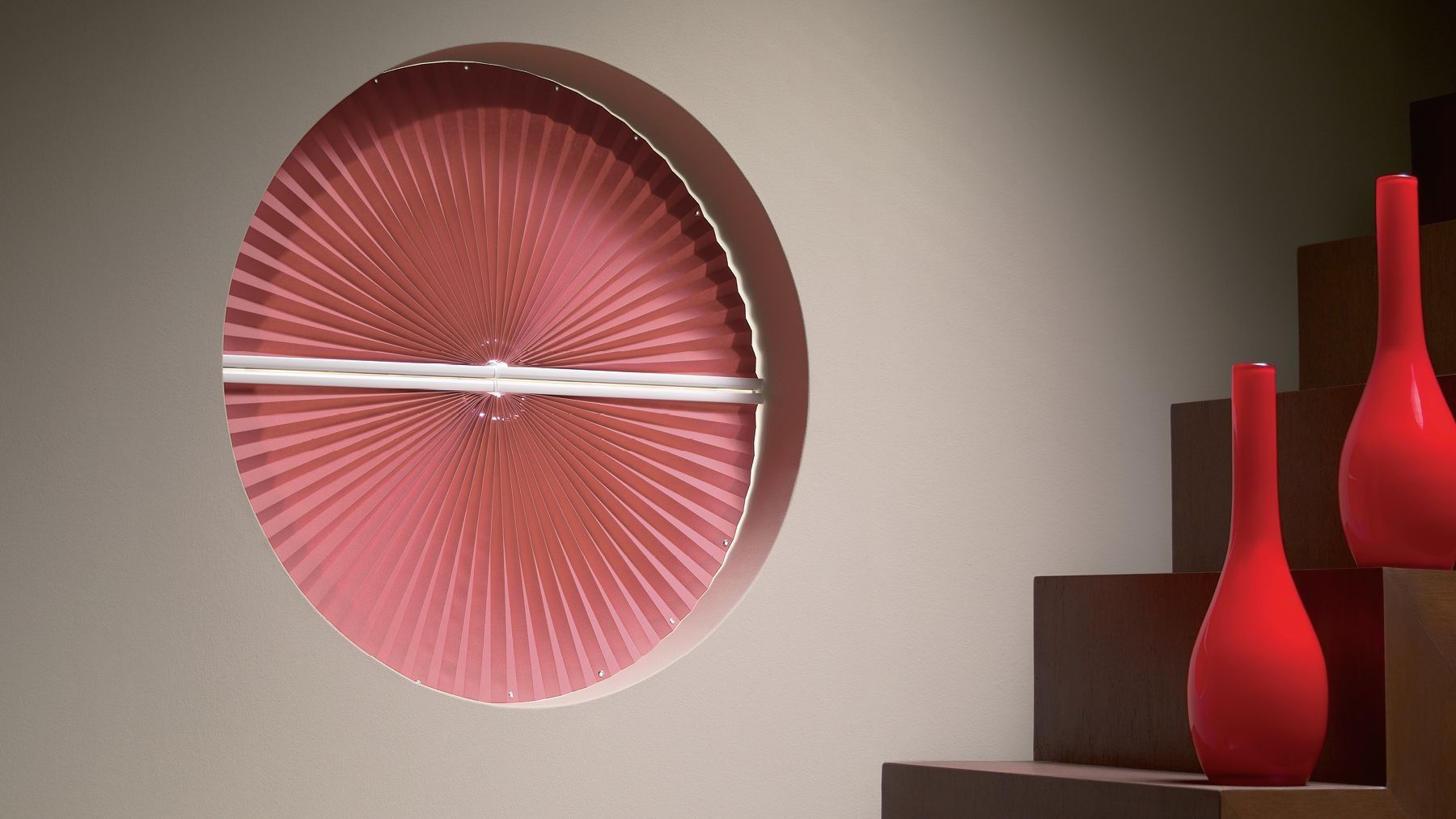 Rotes Wabenplissee am runden Fenster