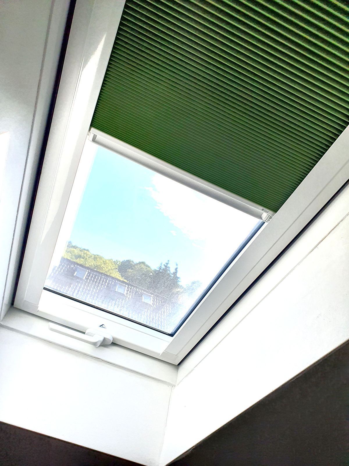 Dachfenster mit teba duette Wabenplissee zur Abdunklung
