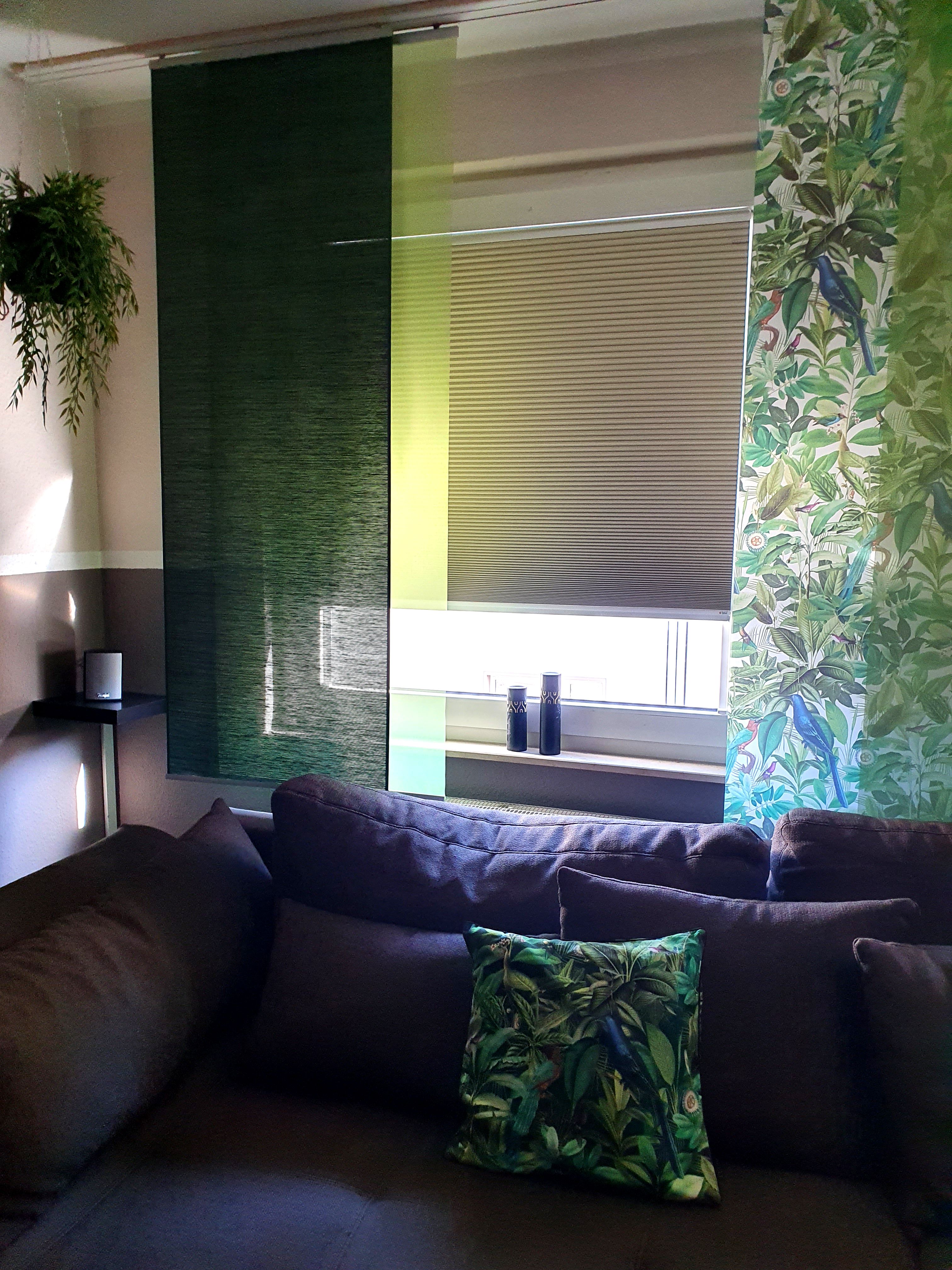 Abgedunkeltes Wohnzimmer durch Teba Duette Wabenplissees