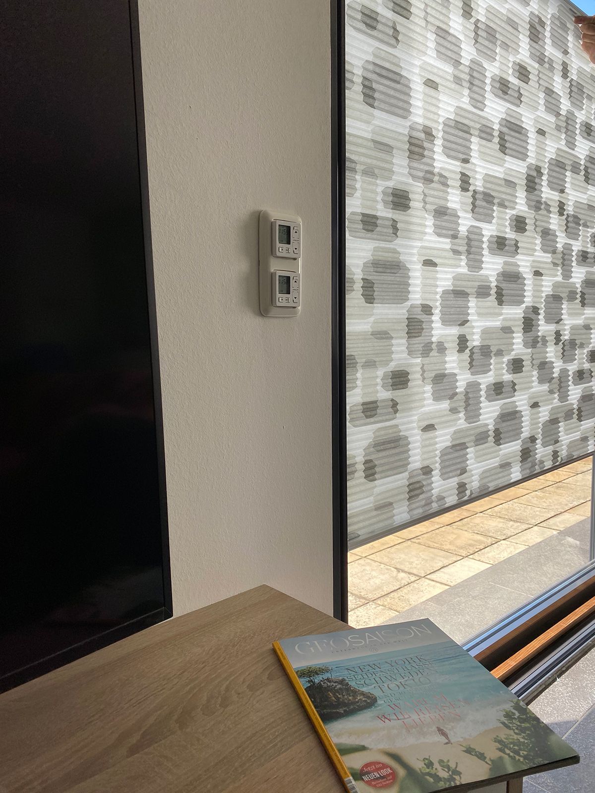 wabenplissee mit dessin in einer Glastür