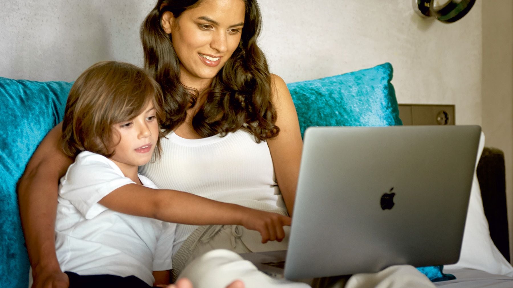 Mutter und Kind steuern MotionBlinds über Apple-Gerät