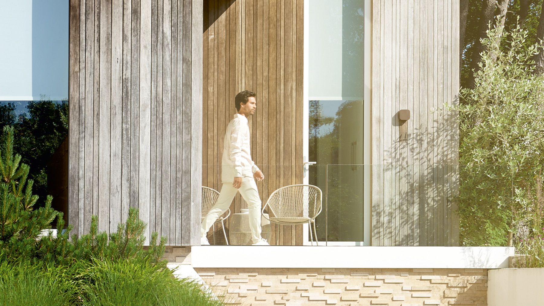 Fensterfront mit zeitgesteuerten Eve Motionsblinds