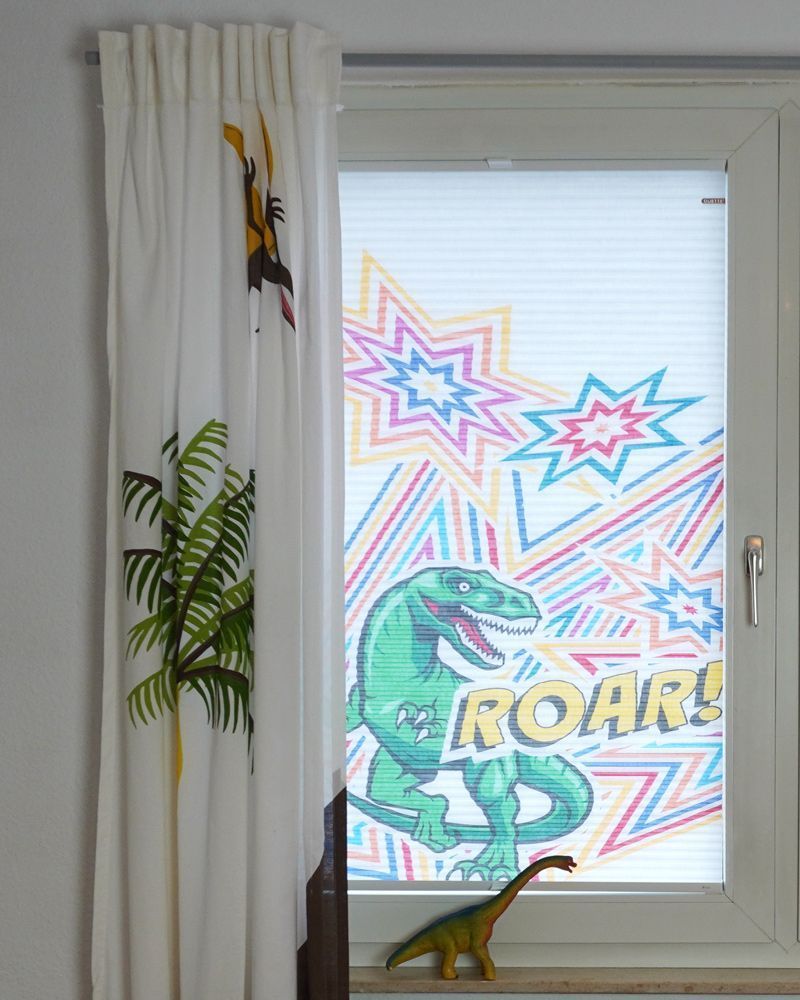 Teba Sonnenschutz mit Dino-Druck im Kinderzimmer