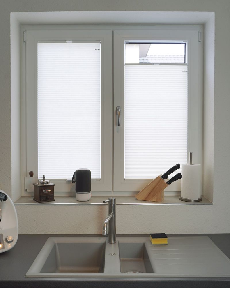 Küchenfenster mit weißes wabenplissees