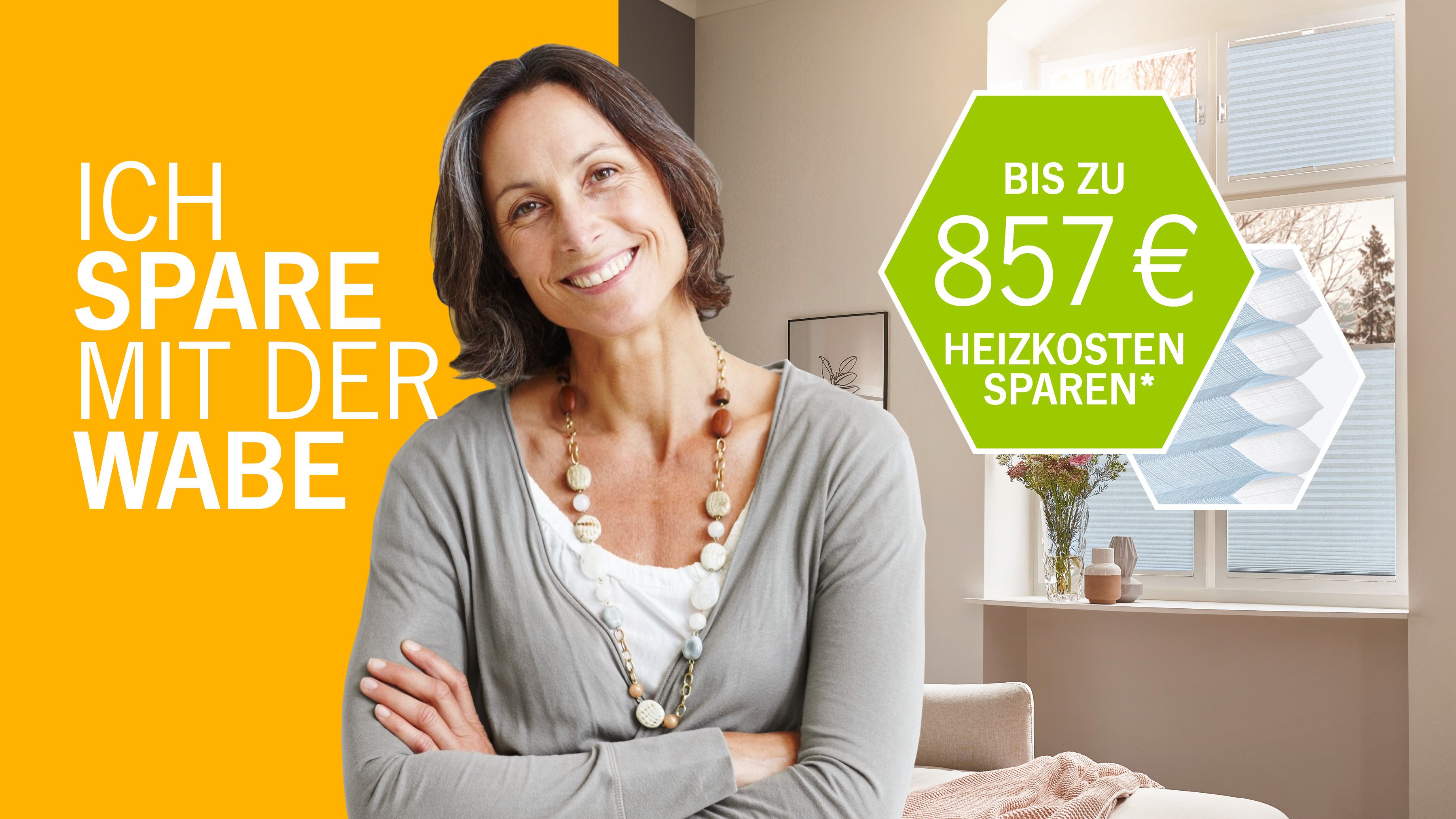 Ältere Frau spart durch Wärmeschutz mit dem Teba Wabenplisee